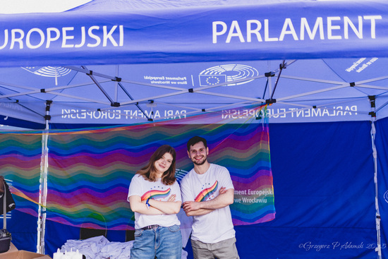 Pracownicy biura na stoisku Parlamentu Europejskiego w Miasteczku