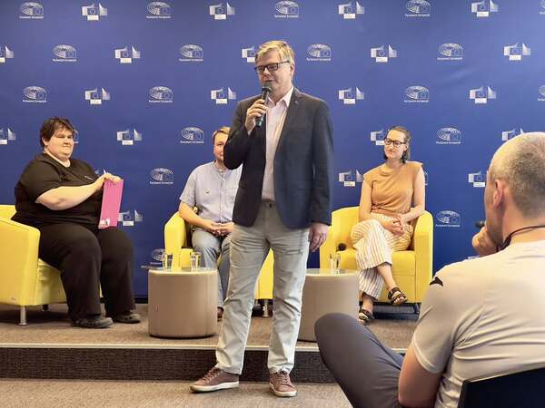 Szef biura witający gości