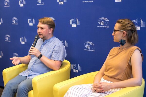 paneliści podczas debaty