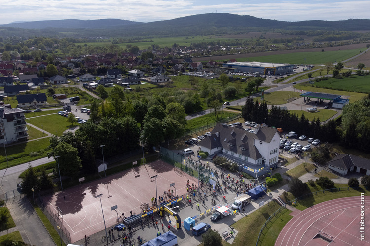 zdjęcie z drona na punkt startowy rajdu